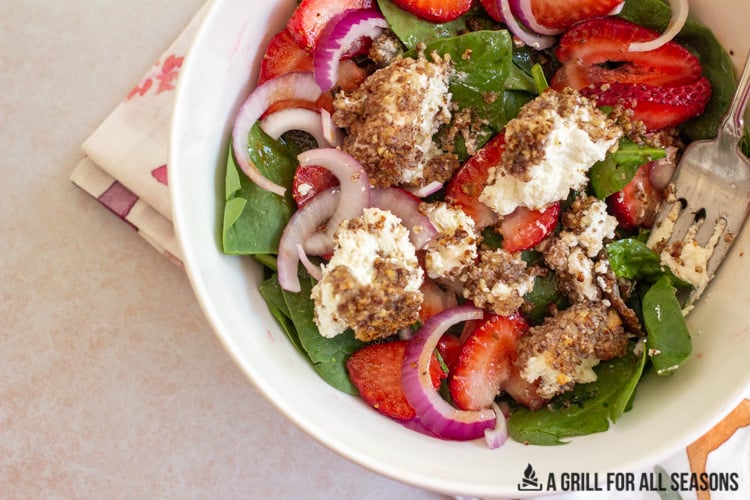 spinach salad with onions and strawberries
