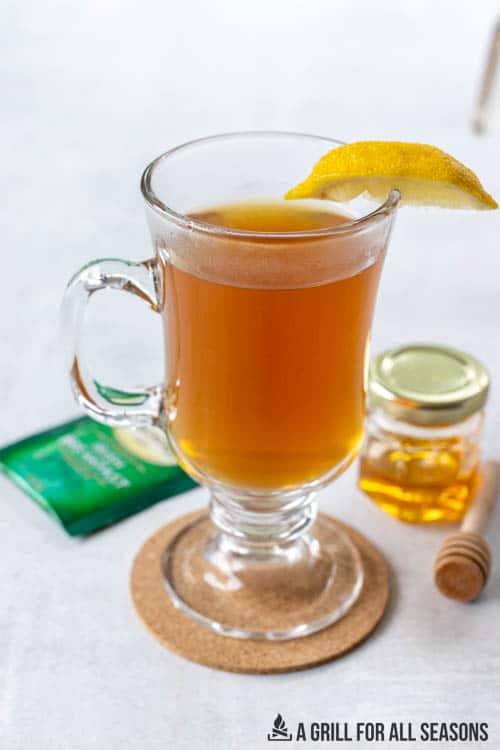 lemon wedge garnishing cup