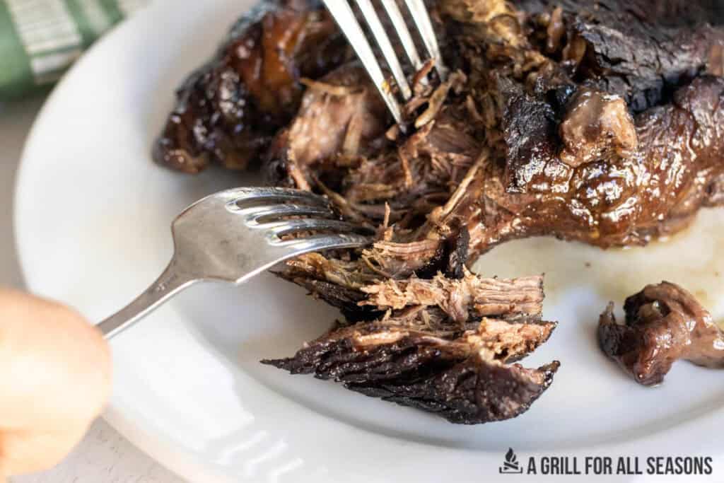 two forks pulling beef apart